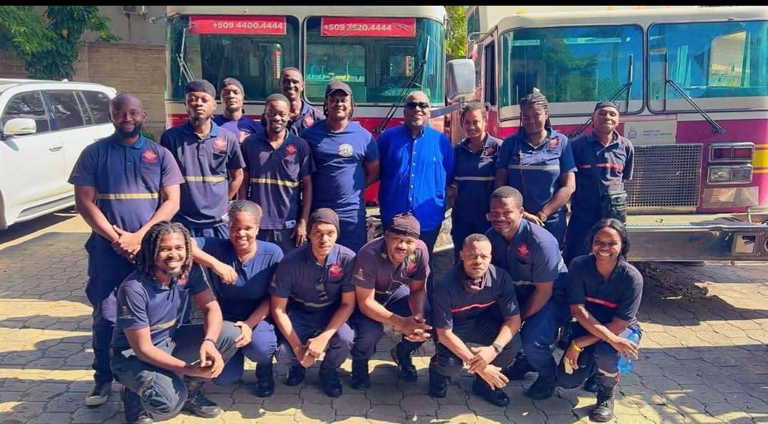 Youri Chevry visite la caserne des sapeurs-pompiers à Port-au-Prince