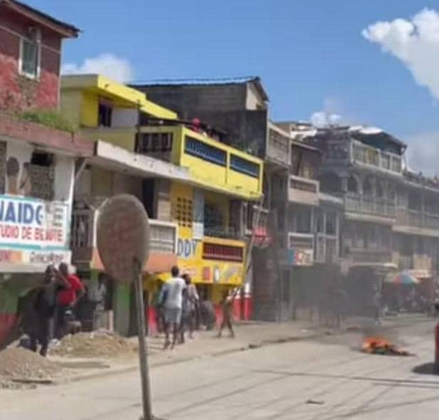 vives tensions au Cap-Haïtien : des pneus en feu et des jets de pierres dans plusieurs quartiers