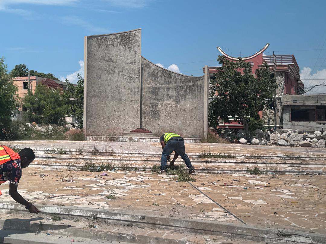 Haïti : des travaux de nettoyage au Champ de mars à l&rsquo;approche de la commémoration de l&rsquo;assassinat de l&rsquo;Empereur Jacques Ier