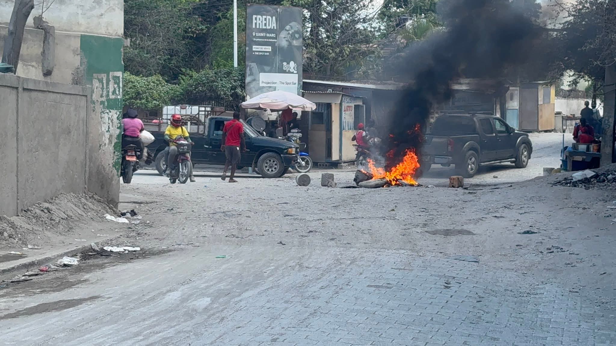 Des barricades de pneus enflammés à Saint-Marc