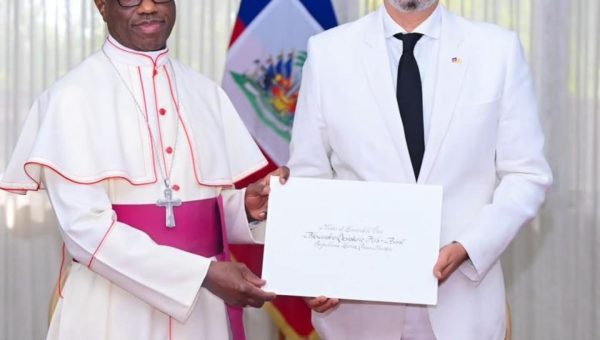 Haïti : le Nonce apostolique Jude Thaddeus Okolo remet ses lettres de créance au Premier ministre Alix Didier Fils-Aimé