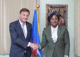 Échanges entre la ministre Sandra Paulémon et l’ambassadeur Michon pour une meilleure harmonisation des projets de développement