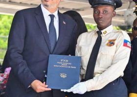 Le Premier ministre Fils-Aimé rend hommage aux policiers et policières à l&rsquo;occasion des 31 ans de la PNH