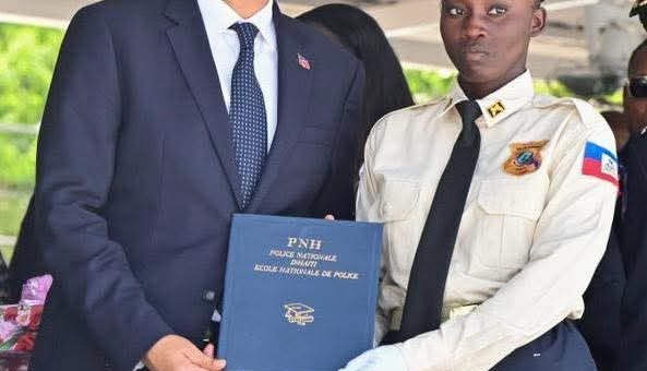 Le Premier ministre Fils-Aimé rend hommage aux policiers et policières à l&rsquo;occasion des 31 ans de la PNH