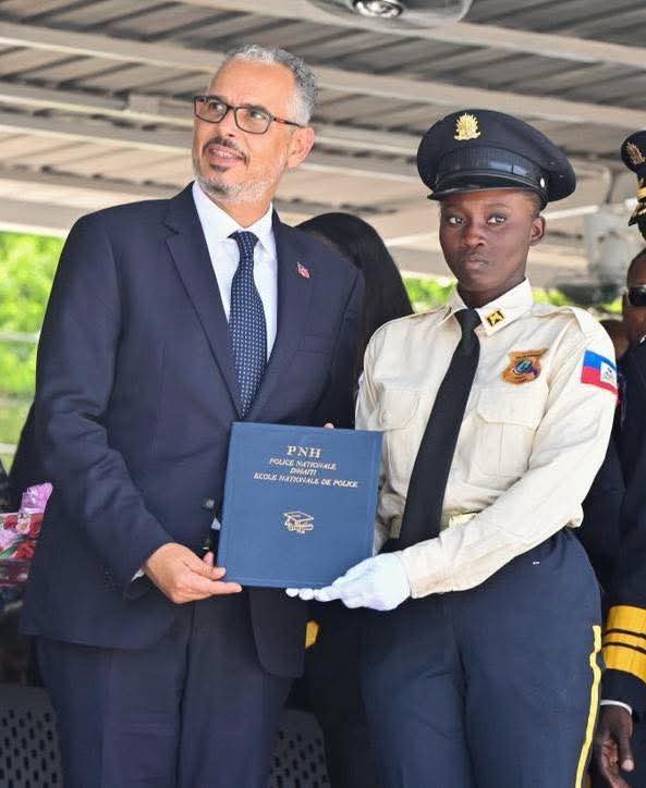 Le Premier ministre Fils-Aimé rend hommage aux policiers et policières à l&rsquo;occasion des 31 ans de la PNH