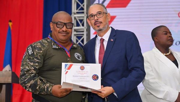 Journée de la fonction publique : le Premier ministre Fils-Aimé rend hommage aux fonctionnaires qui servent chaque jour l’intérêt général