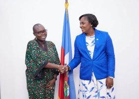 La ministre Dre Sandra Paulémon discute de l’état d’avancement du portefeuille de l’UNOPS avec la directrice pays