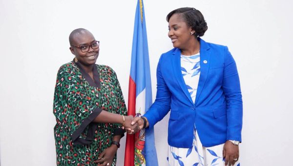 La ministre Dre Sandra Paulémon discute de l’état d’avancement du portefeuille de l’UNOPS avec la directrice pays
