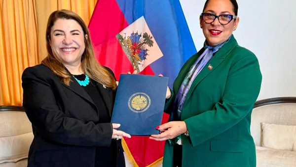 Haïti: Raina Forbin reçoit les lettres de créance de la nouvelle représentante de l&rsquo;OEA