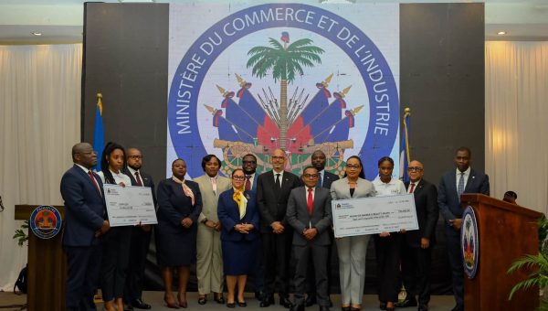 Le MCI remet des chèques aux 242 lauréats de programmes d’appui à l’entrepreneuriat