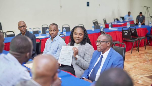 Artibonite : la ministre de la Planification, Dre Sandra Paulémon, échange avec les employés de la Direction départementale