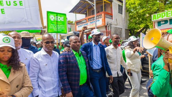 Élections : Dr Claude Joseph, leader du parti EDE, inscrit comme électeur à Delmas