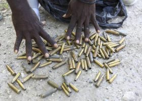 Rapport de l’ONU : les gangs haïtiens s’arment grâce aux réseaux de trafic et aux stocks détournés de la PNH