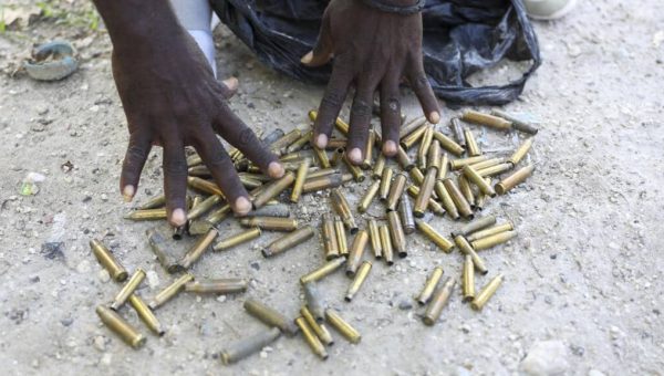 Rapport de l’ONU : les gangs haïtiens s’arment grâce aux réseaux de trafic et aux stocks détournés de la PNH